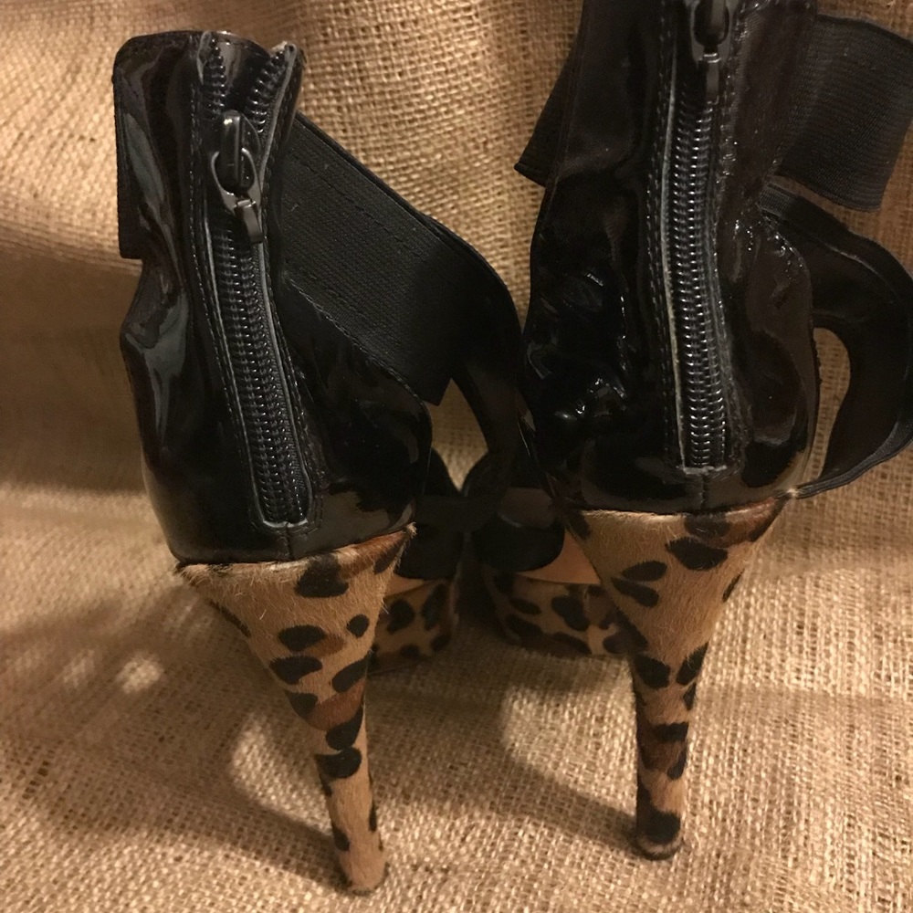 Bebe (Kardashian) Black & Animal Print Sandals - Picture 5 of 8